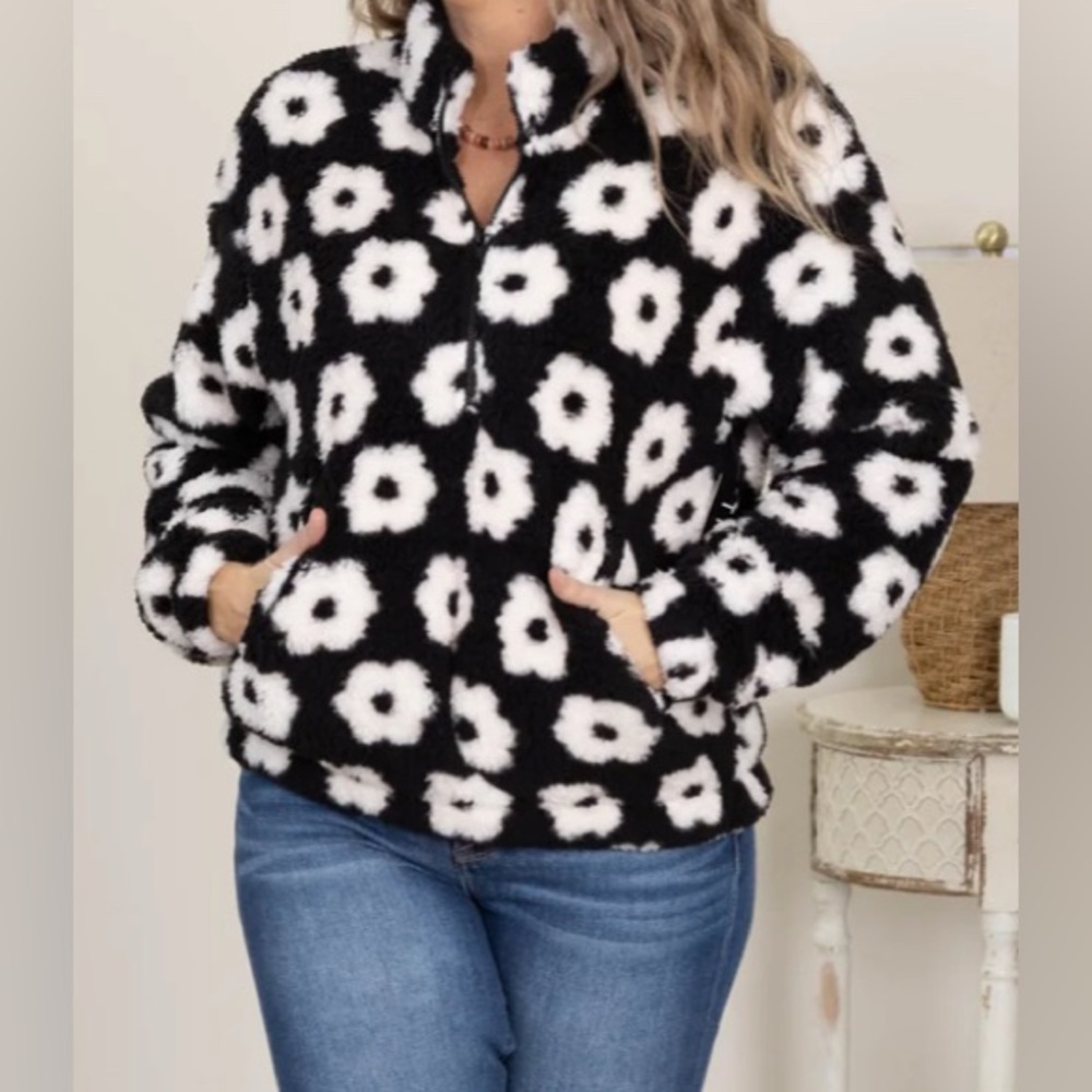 Timing Black and White Daisy Teddy Pullover - NWT - Size M